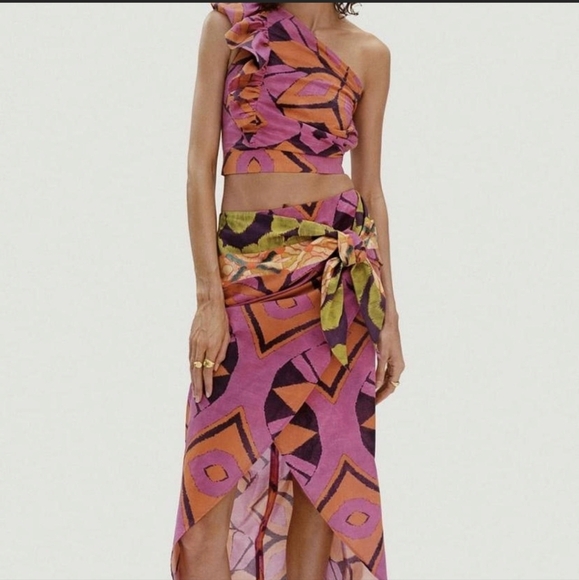 ❌️SOLD❌️ASYMMETRIC PRINTED RUFFLED TOP SIZE M - Picture 2 of 7